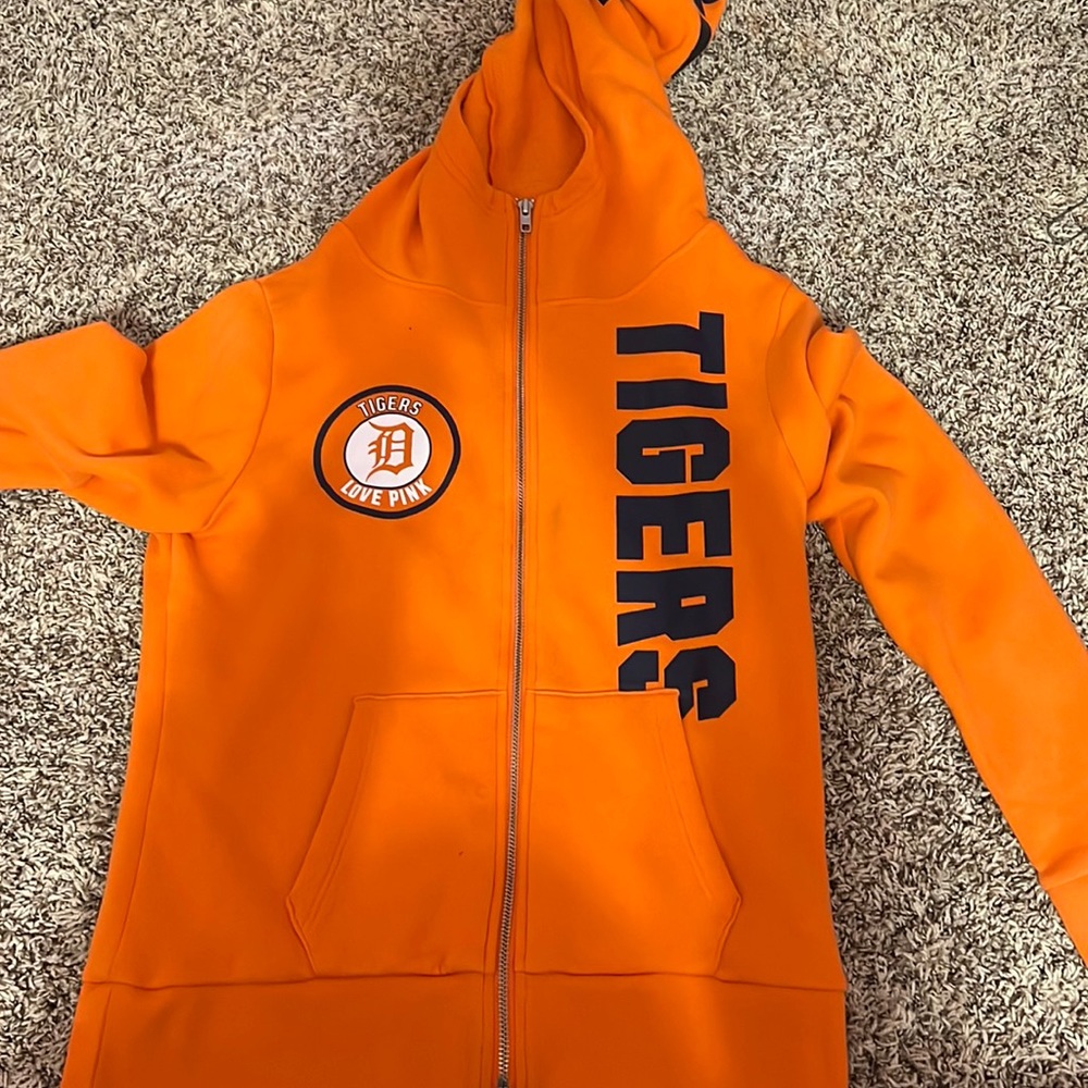 Tigers zip up
